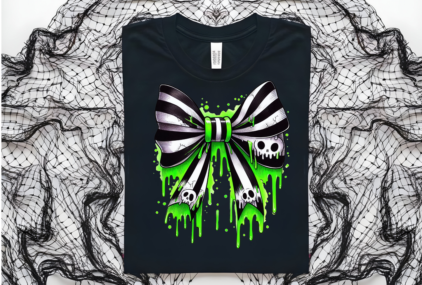 BLACK AND WHITE BOW WITH SKULLS - T-SHIRT